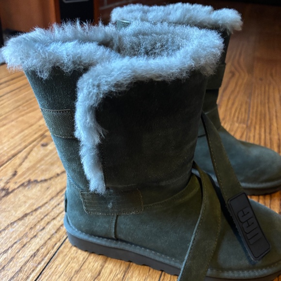 UGG Logo Strap Fur Boots in Excellent Condition size 8 - Picture 4 of 16